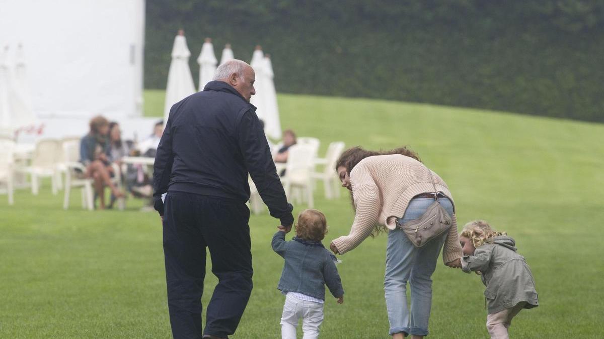 Abuelos junto a sus nietos