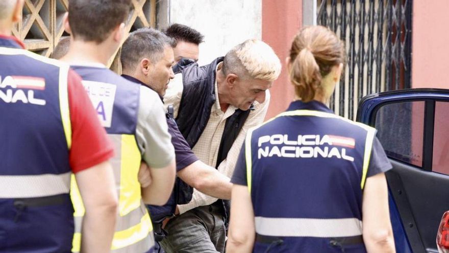 Jesús Suárez, &quot;El Vasco&quot;, tras el registro en su piso.  | MARCOS LEÓN