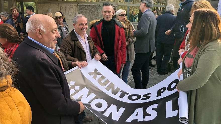 Asistentes a la última concentración ante el centro de salud de O Grove. // Muñiz