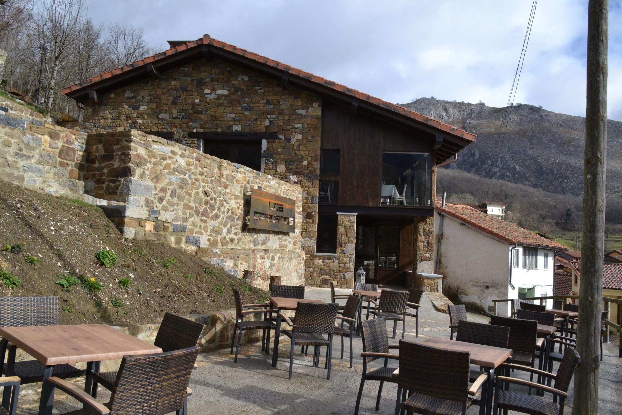 Terraza y exterior del restaurante Los Cabornos en Campiellos (Sobrescobio).