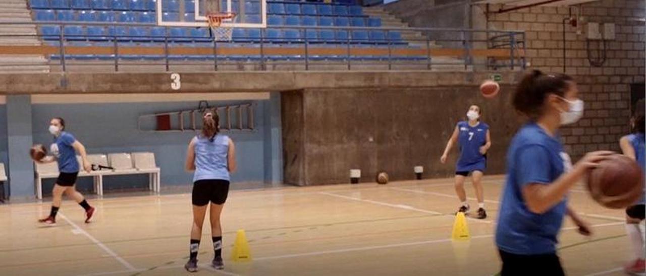 Varias chicas practican baloncesto en el pabellón de Los Realejos