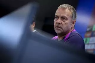 Flick aprieta por el '9' y en el Barça admiten que hay dificultades