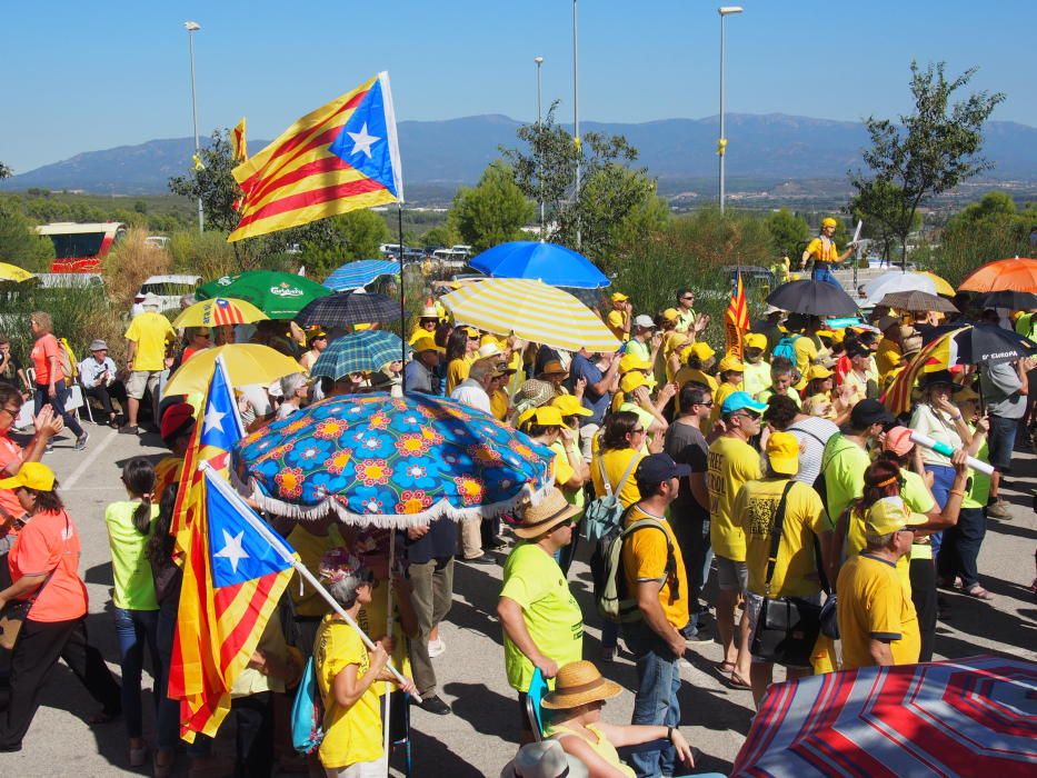 Una cadena humana encercla la presó del Puig de les Basses