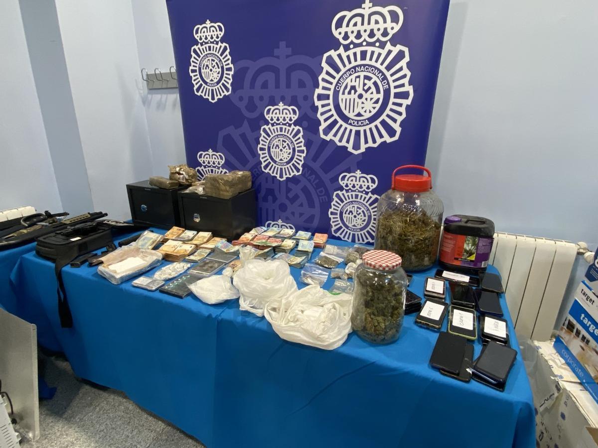 Parte del material incautado en la operación