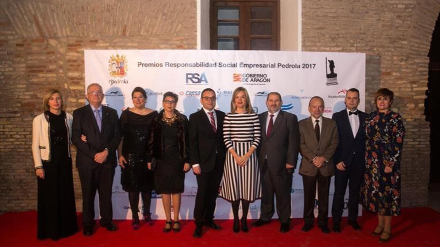 Pedrola premia a Opel España y a la empresa Entrerríos por su RSE