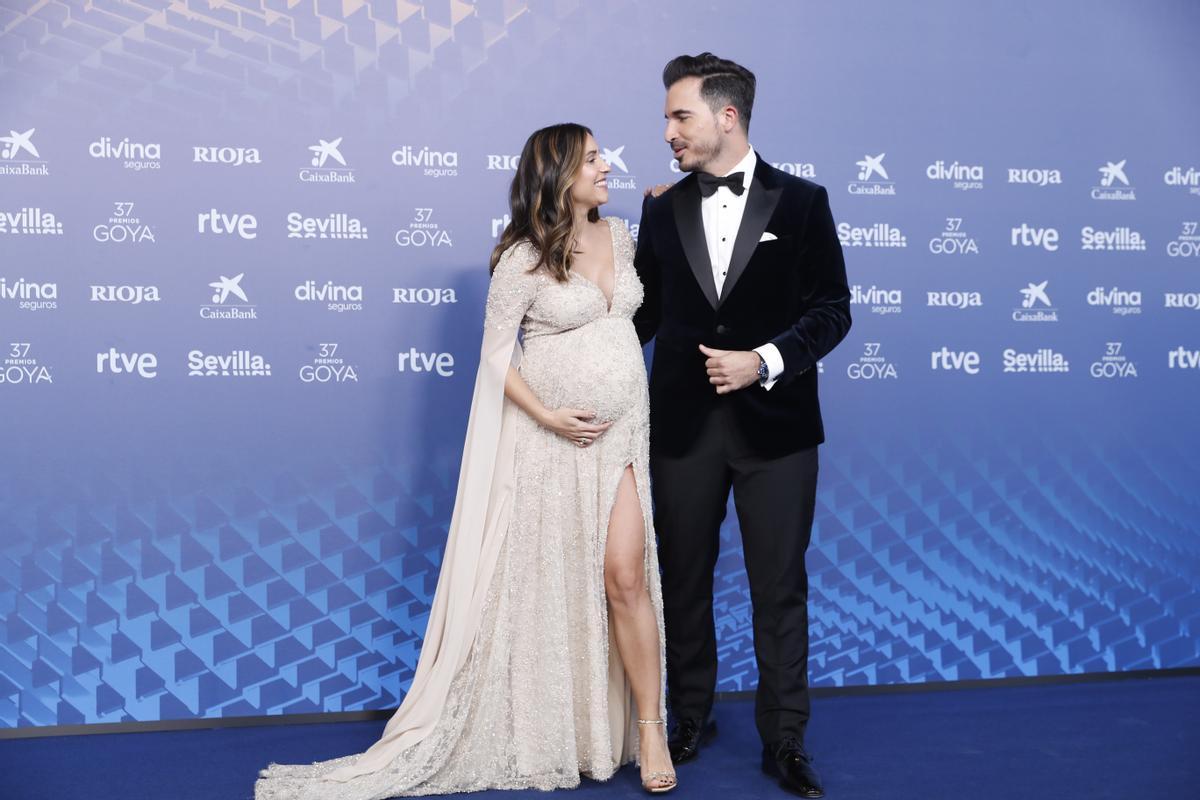 SEVILLA 11/02/2023.- El escritor Javier Castillo y su esposa, la influencer Verónica Díaz posan para los medios gráficos en la alfombra roja de la XXXVII Gala de los Premios de la Academia de Cine, los Goya, que se celebra este sábado en el Palacio de Congresos y Exposiciones FIBES de Sevilla. EFE/ Jorge Zapata