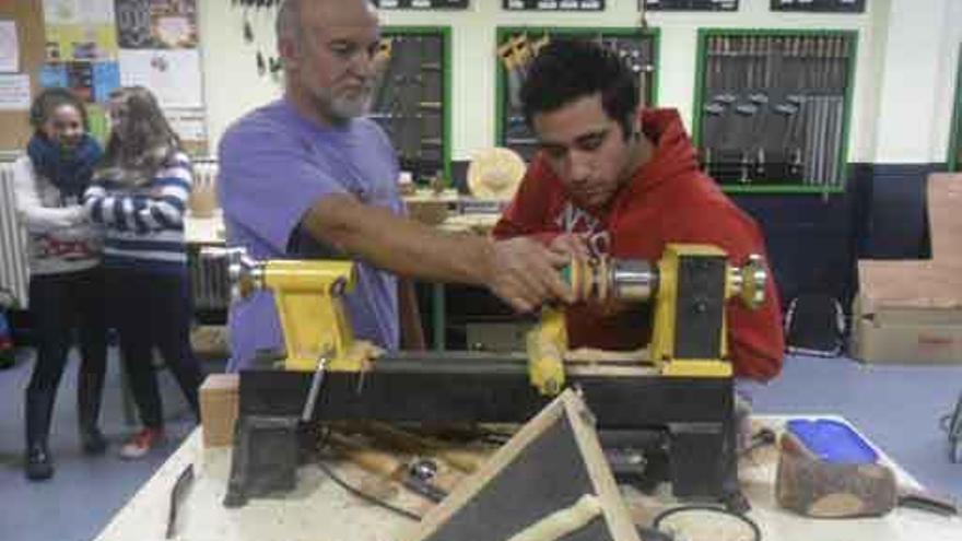 Uno de los alumnos del IESO Los Salados aprende el manejo del torno siguiendo las indicaciones.