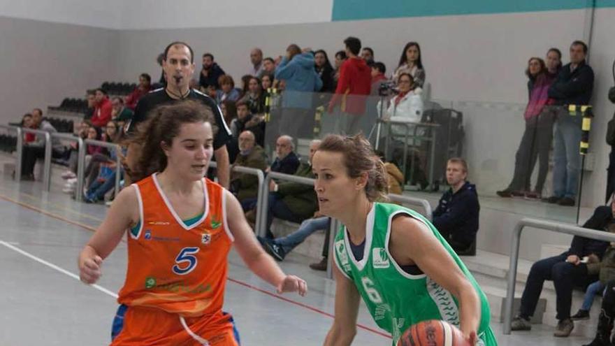 Cristina Ruiz, con el balón, ante Andrea Alcántara.