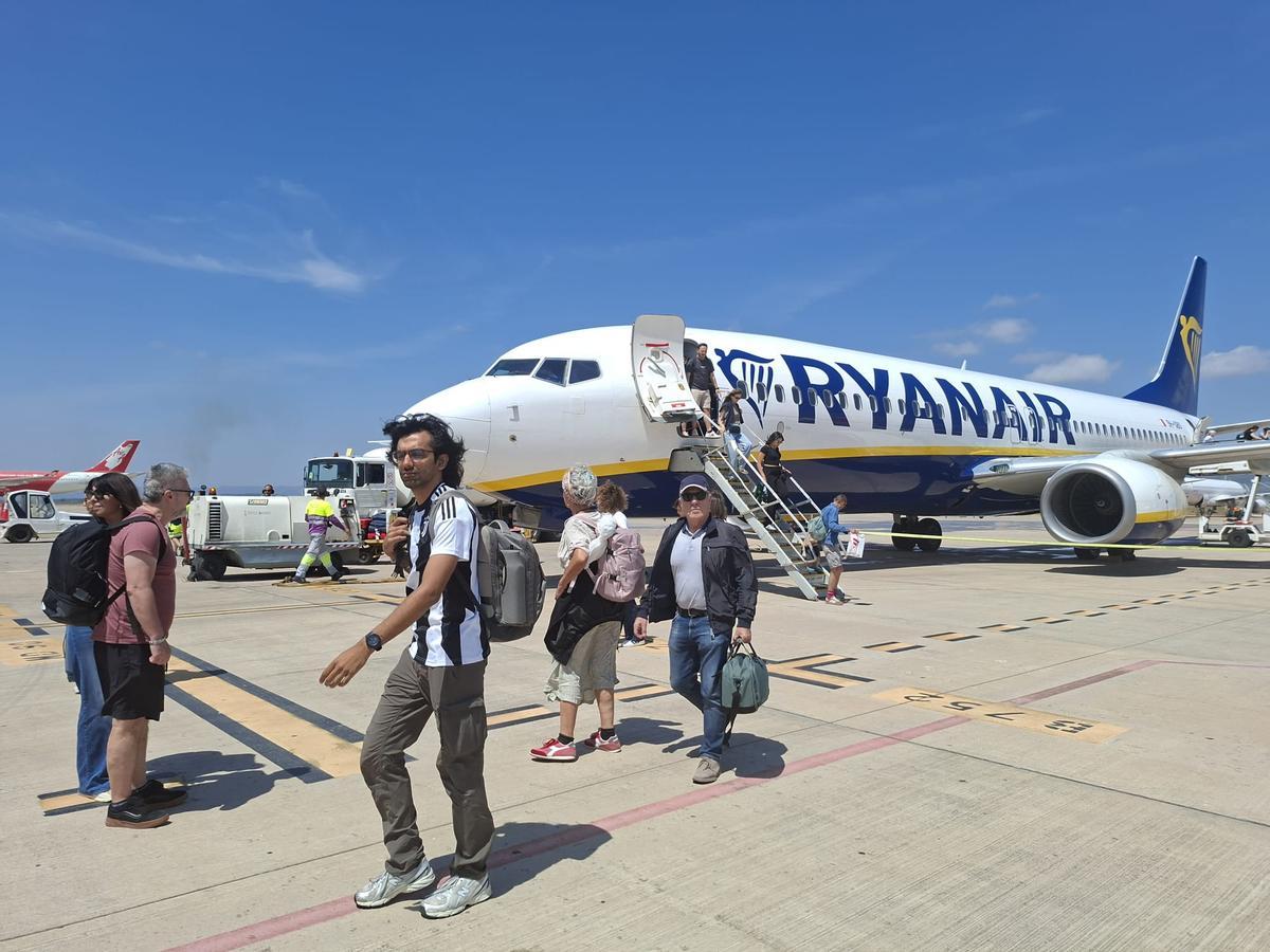 Llegada del primer vuelo de Bolonia a Castellón.