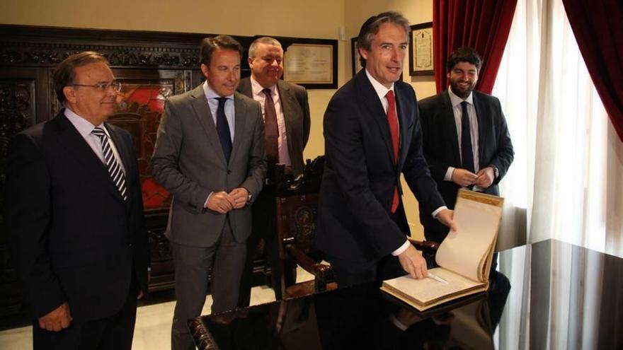 De la Serna firma en el libro del Ayuntamiento junto a Valverde, Gil, Bernabé y López Miras.