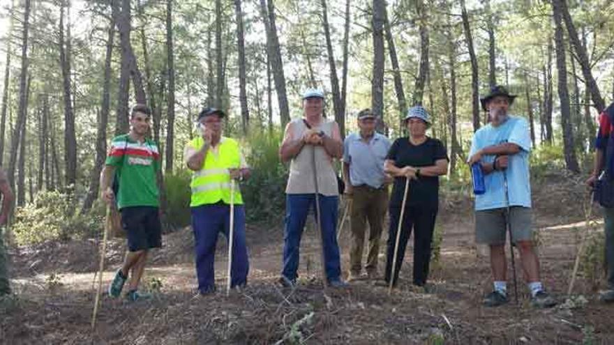 Grupo de personas que ayer salió a buscar a Miguel Fernández, de Gallegos del Campo; hablando por teléfono el alcalde de Figueruela, Carlos Pérez.