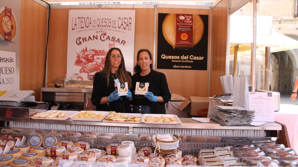 Cristina Gómez y Mercedes Vivas muestran los nuevos estuches de Torta DOP Gran Casar.