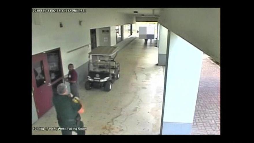 Un vídeo muestra la incorrecta actuación del policía de Parkland