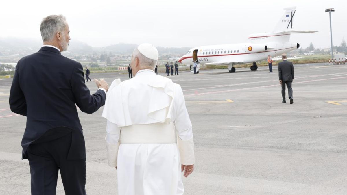 Felipe VI acompaña al papa León XIV hasta el Falcon real.