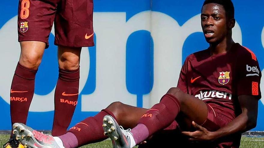 Dembélé se toca la zona lesionado durante el partido en Getafe. // Paul Hanna