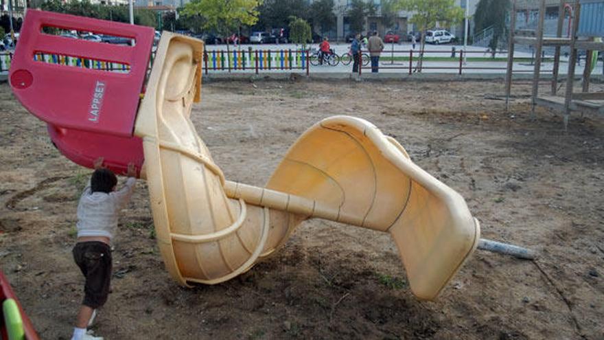 Los niños jugando con el elemento caído del tobogán. A la derecha el charco formado en el área infantil