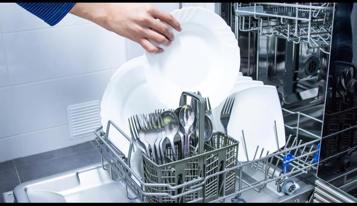 La limpieza del lavavajillas no debería ser una tarea esporádica. Establece un programa regular para asegurar un funcionamiento óptimo.