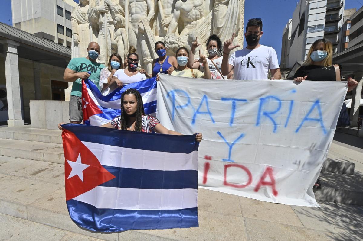 Los cubanos de Castelló alzan la voz por la libertad de sus familias