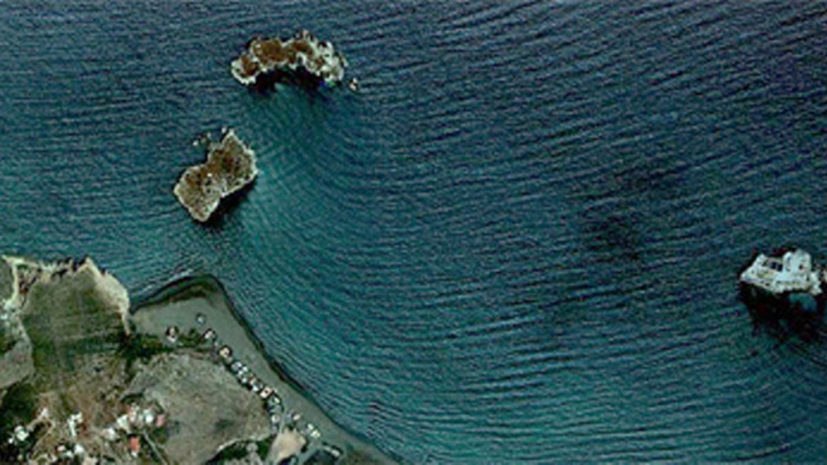 El archipiélago de Alhucemas, con la isla de Tierra (izquierda), la de Mar y el Peñón (derecha).