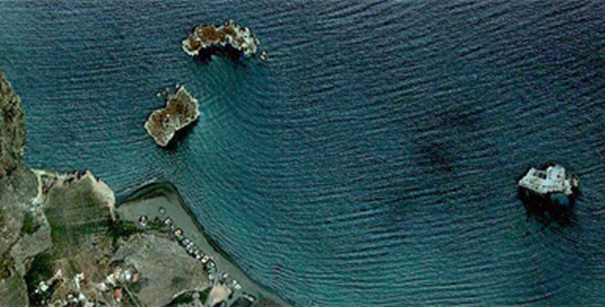 L’arxipèlag d’Al-Hoceima, amb illa Tierra (esquerra), illa Mar i el penyal (dreta). L’arxipèlag d’Al-Hoceima, amb illa Tierra (esquerra), illa Mar i el penyal (dreta).
