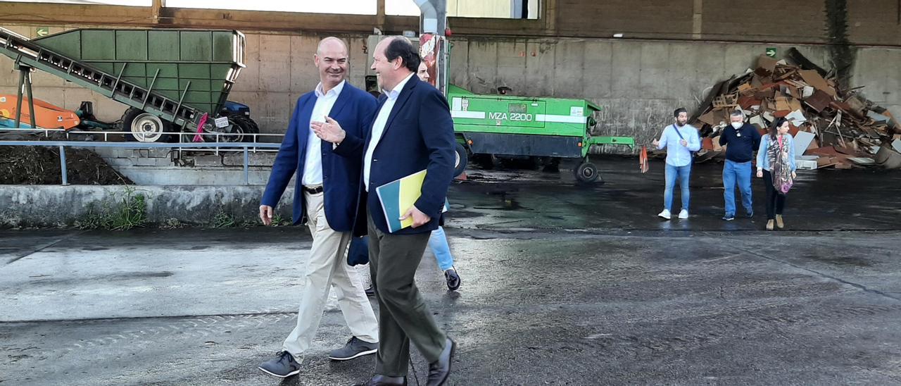 Félix Juncal y Javier Domínguez Lino, hoy en la planta de A Portela.