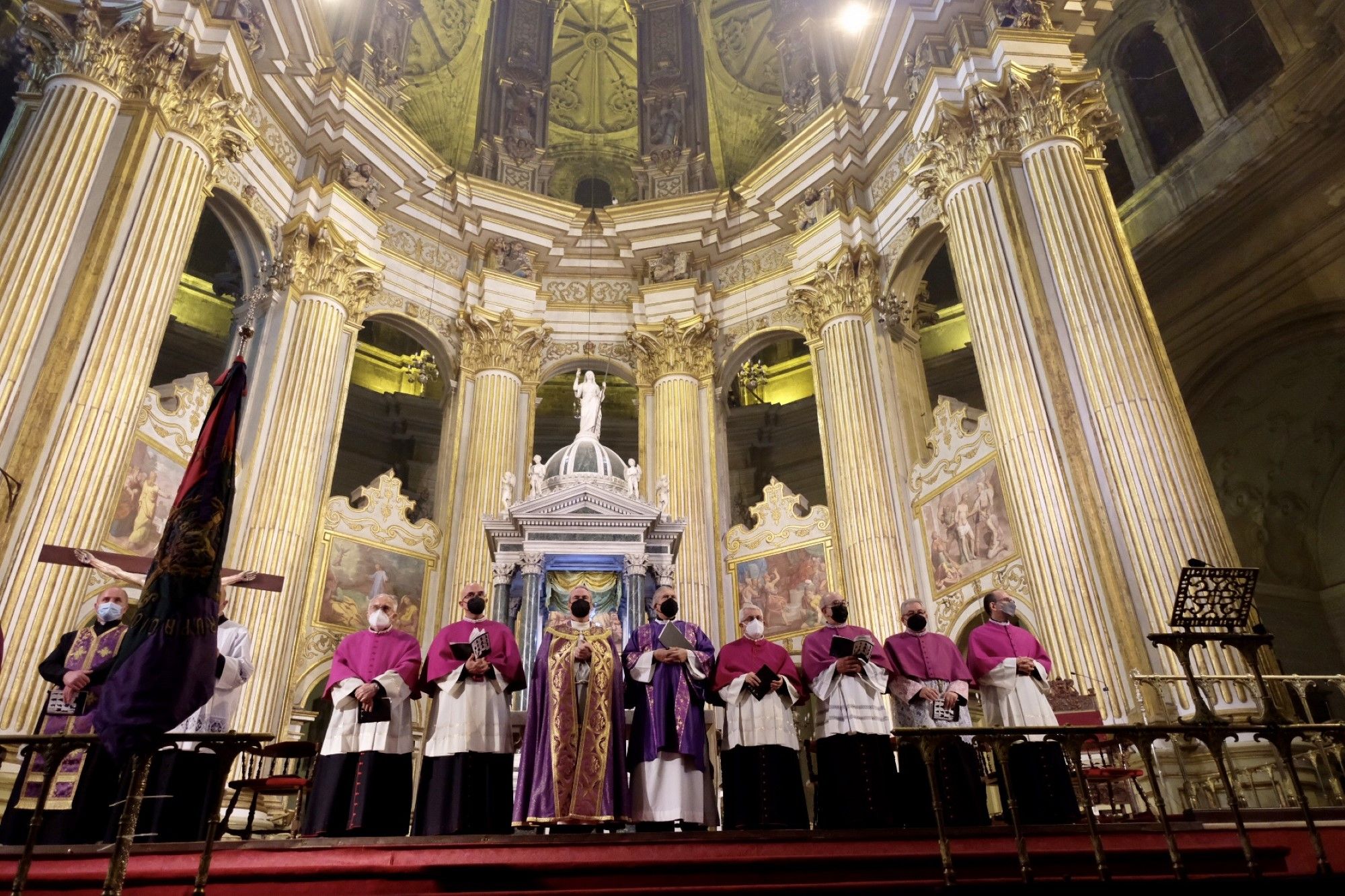Altar mayor de la Catedral, con la presencia del obispo y los canónigos