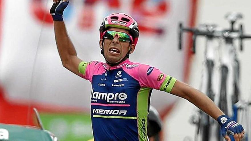 Nélson Oliveira celebra la victòria a la línia de meta de Tarazona