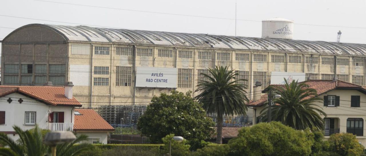 Una de las naves principales de la fábrica de Saint-Gobain Cristalería en Avilés. | María Fuentes