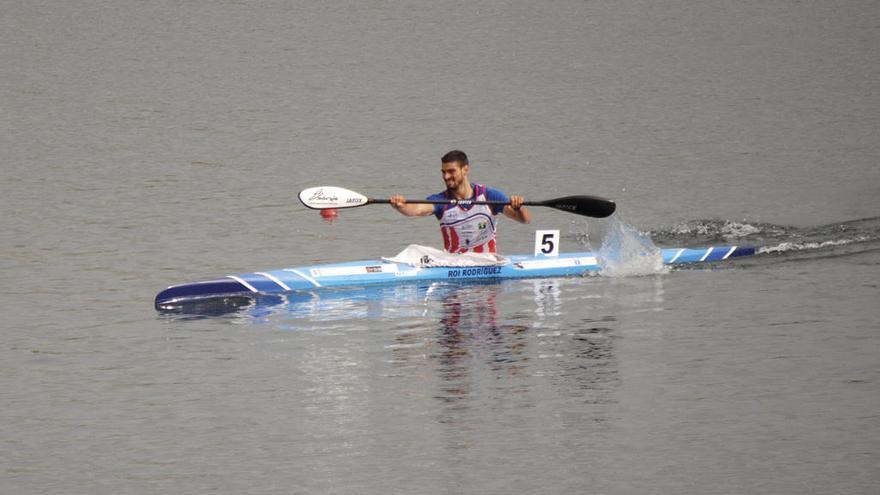 Roi Rodríguez, ayer durante su prueba de K-1 1.000, ayer en Trasona. // FdV