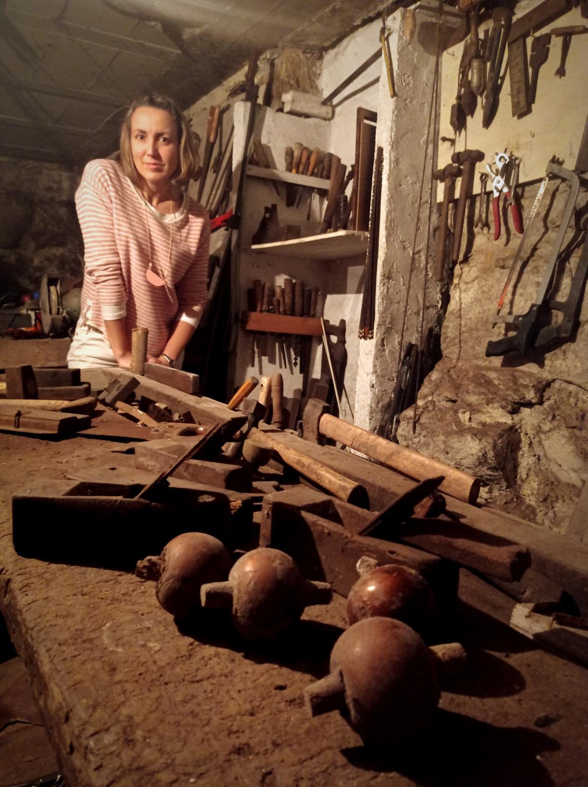 ESTEFANÍA FERNÁNDEZ MÍGUEZ EN EL TALLER DE SU ABUELO EN CESANTES