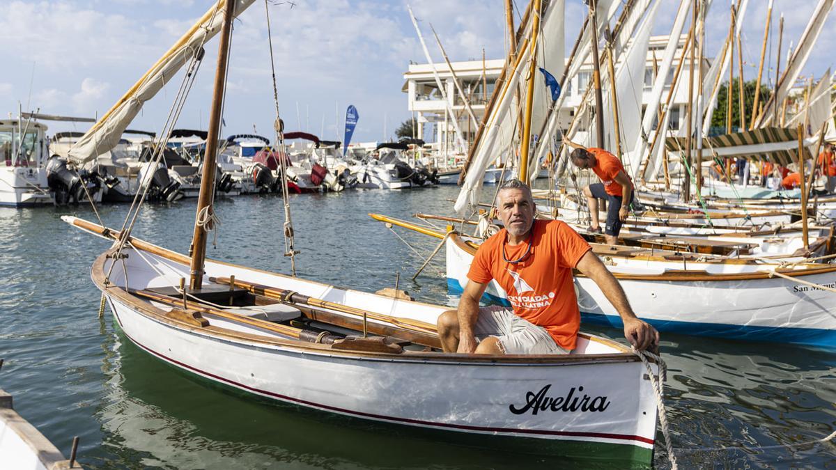 Joan Ramón, a bordo del Avelira, ha participado tanto en las exhibiciones de remo como en la regata de vela.