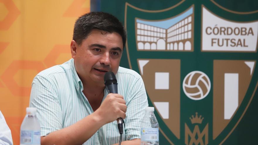 La plantilla del Salerm Puente Genil celebra el ascenos en su llegada a Puente Genil.