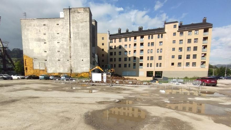 En primer término, la parcela en la que se construirán las viviendas. | M. Á. G.
