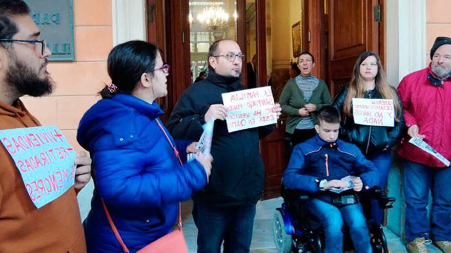 Protesta ante el Parlament de un menor con discapacidad, a punto de ser desahuciado