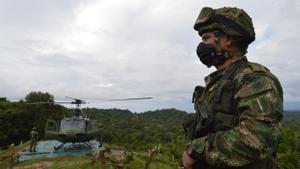 Archivo - Un soldado junto a un helicóptero en Colombia