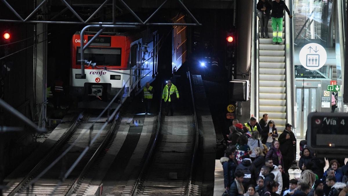 Un tren de Cercanías descarrilado junto a la Estación de Atocha.