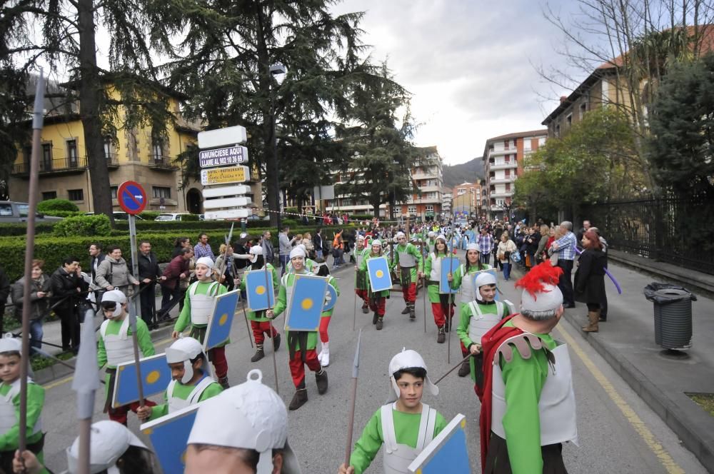 Participantes en el desfile del Antroxu en Pola de Lena.