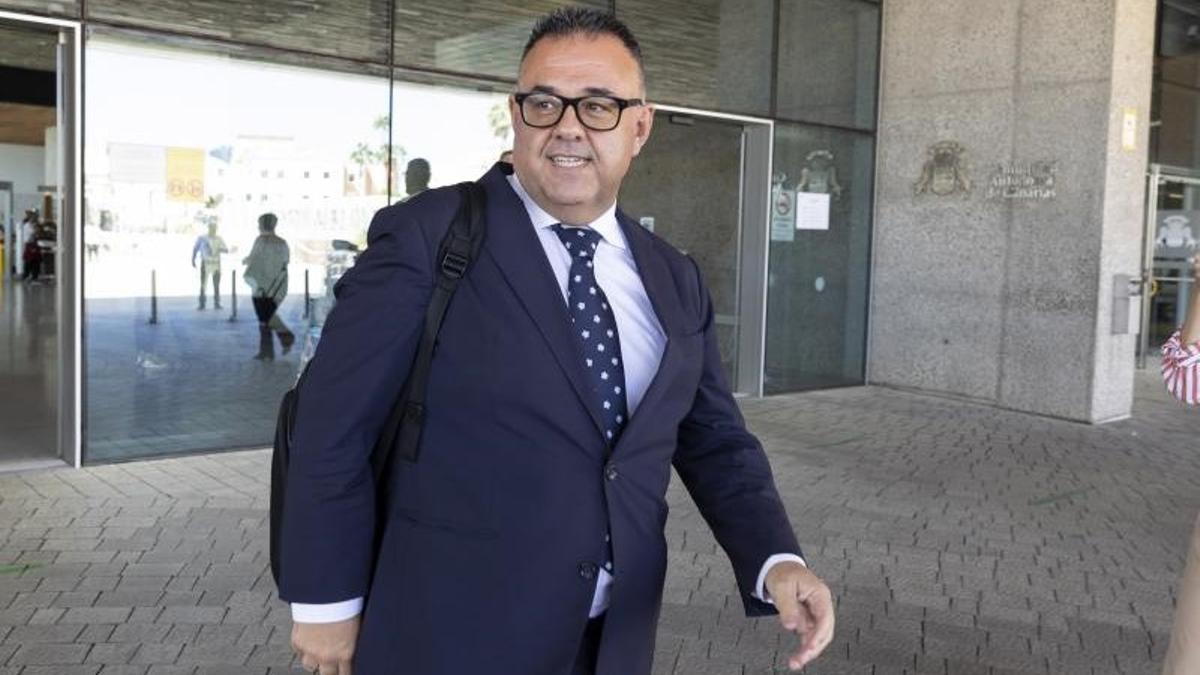 El exdirector general del Servicio Canario de Salud (SCS), Conrado Domínguez, en 2022, a la salida del juzgazdo donde declaró por el 'caso Mascarillas'.