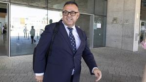 El exdirector general del Servicio Canario de Salud (SCS), Conrado Domínguez, en 2022, a la salida del juzgazdo donde declaró por el caso Mascarillas.