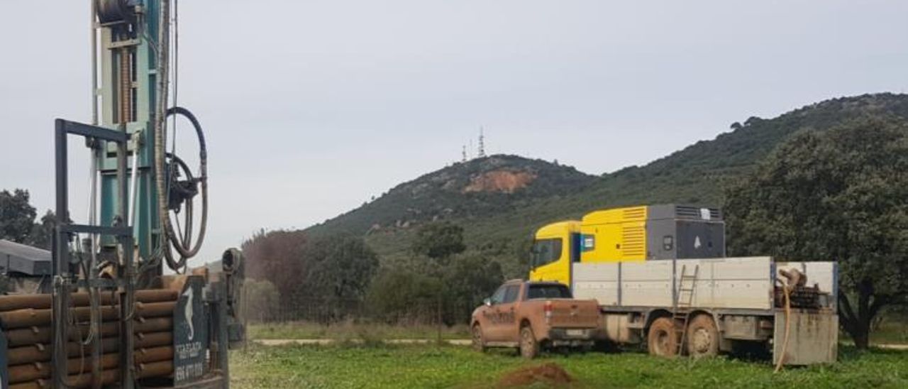 Sondeo realizado en la finca, junto a la Ex-206, donde la empresa tiene un acuerdo de arrendamiento.