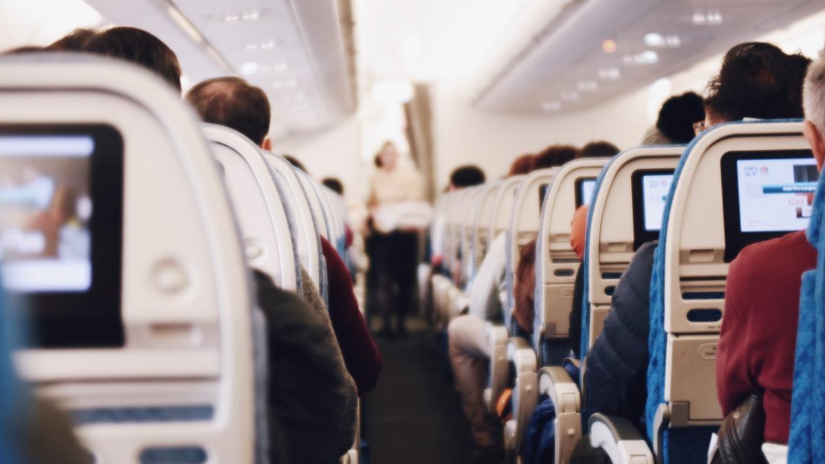 Por qué no debes tomar té o café en un avión, explicado por una azafata
