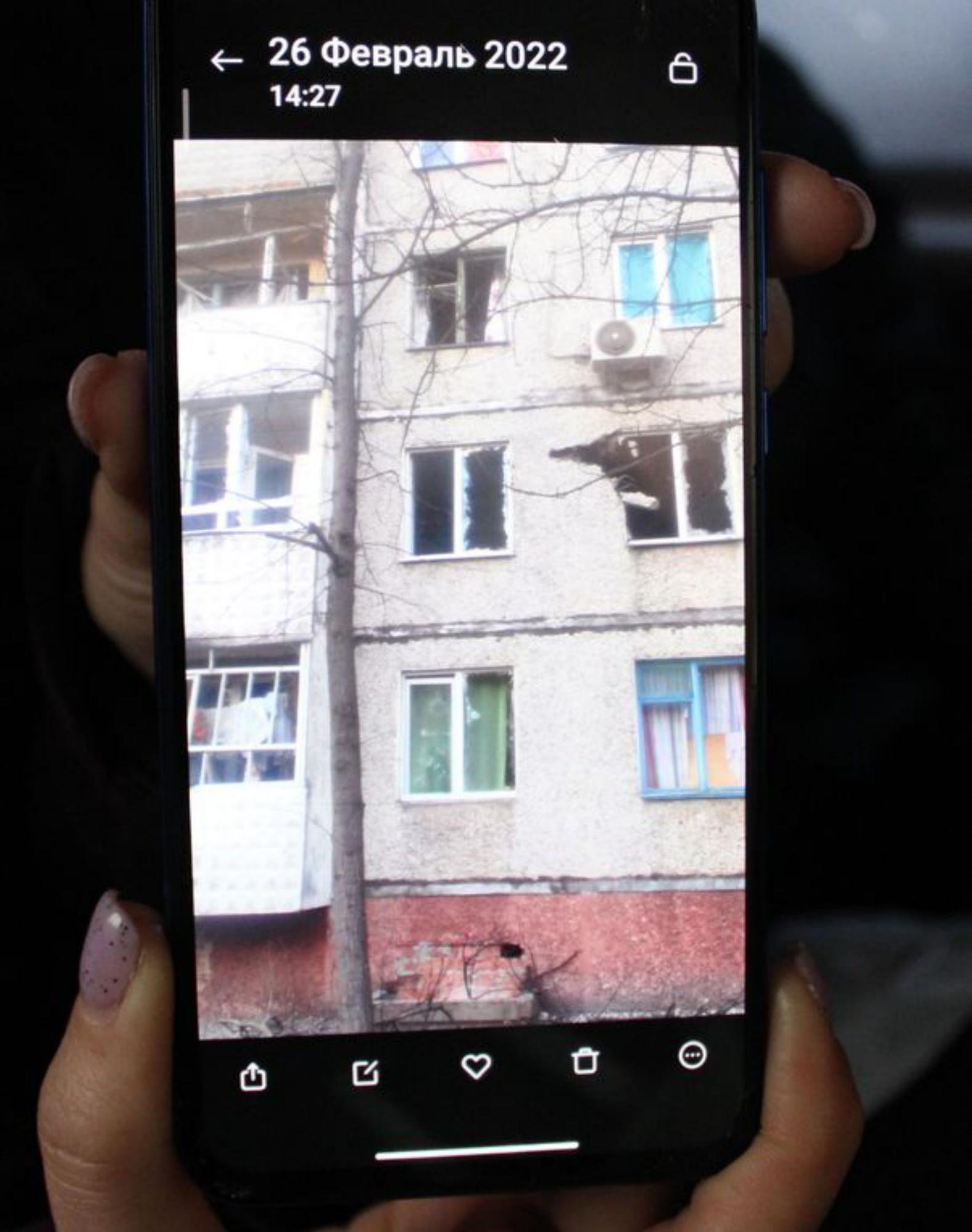 Shushanna muestra cómo quedó su edificio tras el bombardeo.