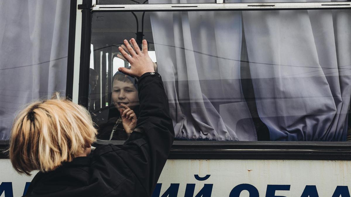 Un joven despide a un amigo desde fuera del autobús, a 24 de febrero de 2022, en Lisichansk, Oblast de Lugansk ( Ucrania).