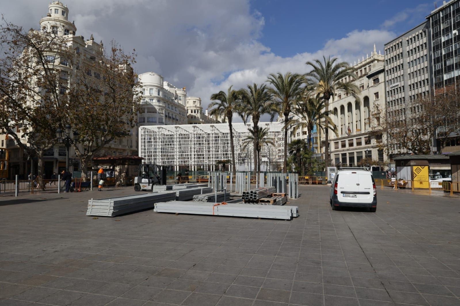 La jaula de la mascletà coge músculo en la plaza del Ayuntamiento