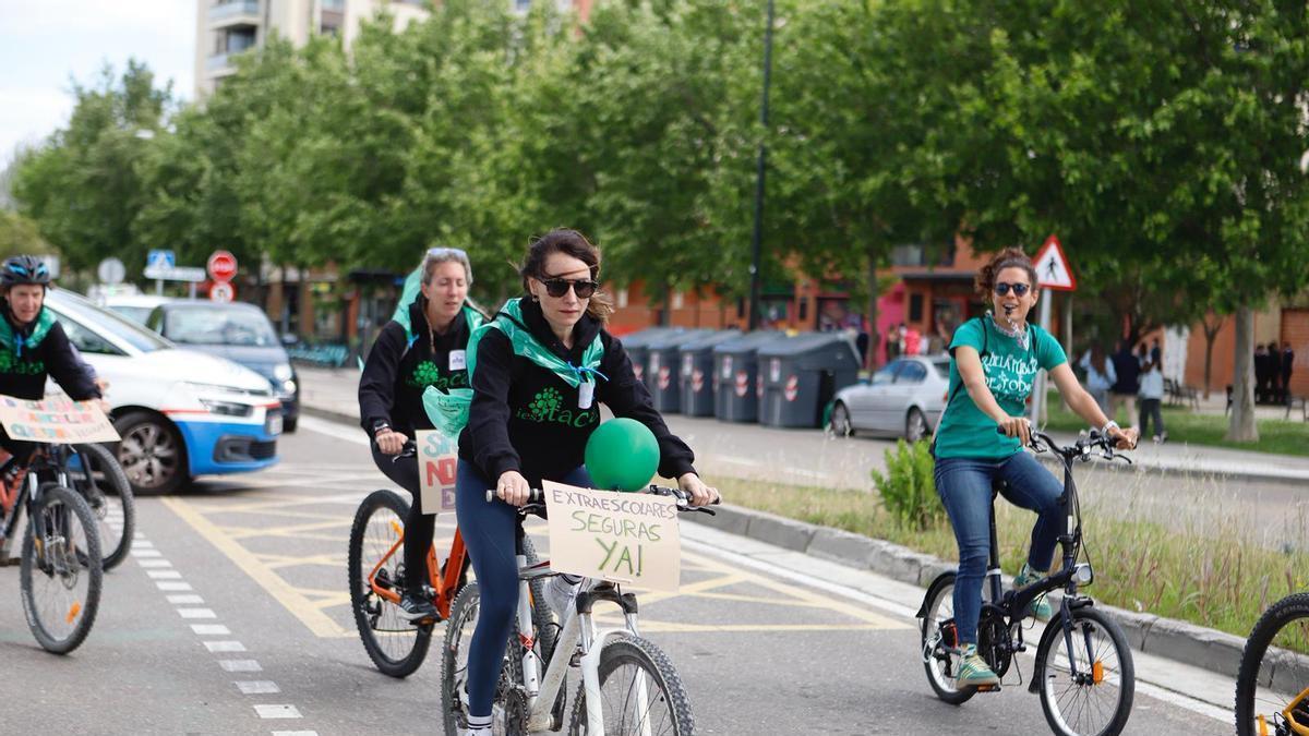 Imange de archivo de la bicicletada desde el IES Ítaca para reclamar seguridad jurídica para los profesores en las salidas extraescolares.