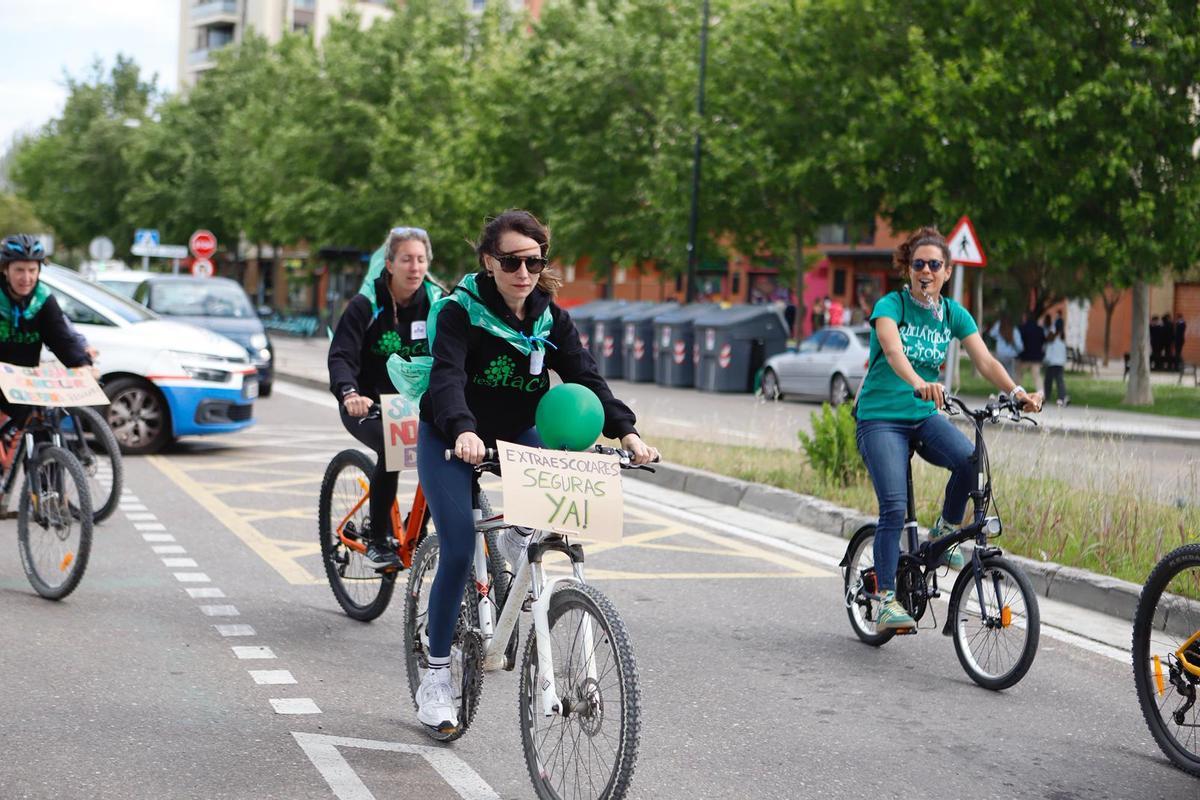 Bicicletada desde el IES Ítaca para reclamar seguridad jurídica para los profesores en las salidas extraescolares.