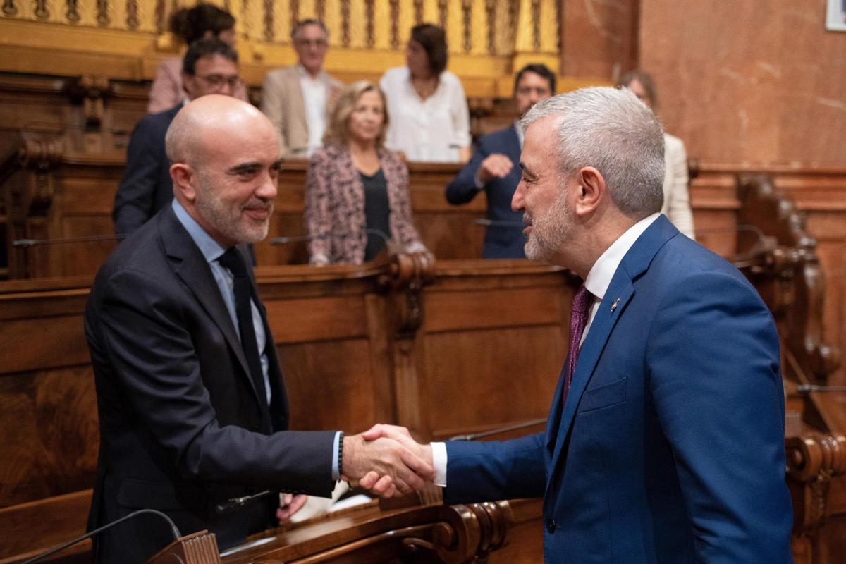 El líder del PP en el Ayuntamiento de Barcelona, Daniel Sirera, saluda al alcalde, Jaume Collboni, durante un pleno.