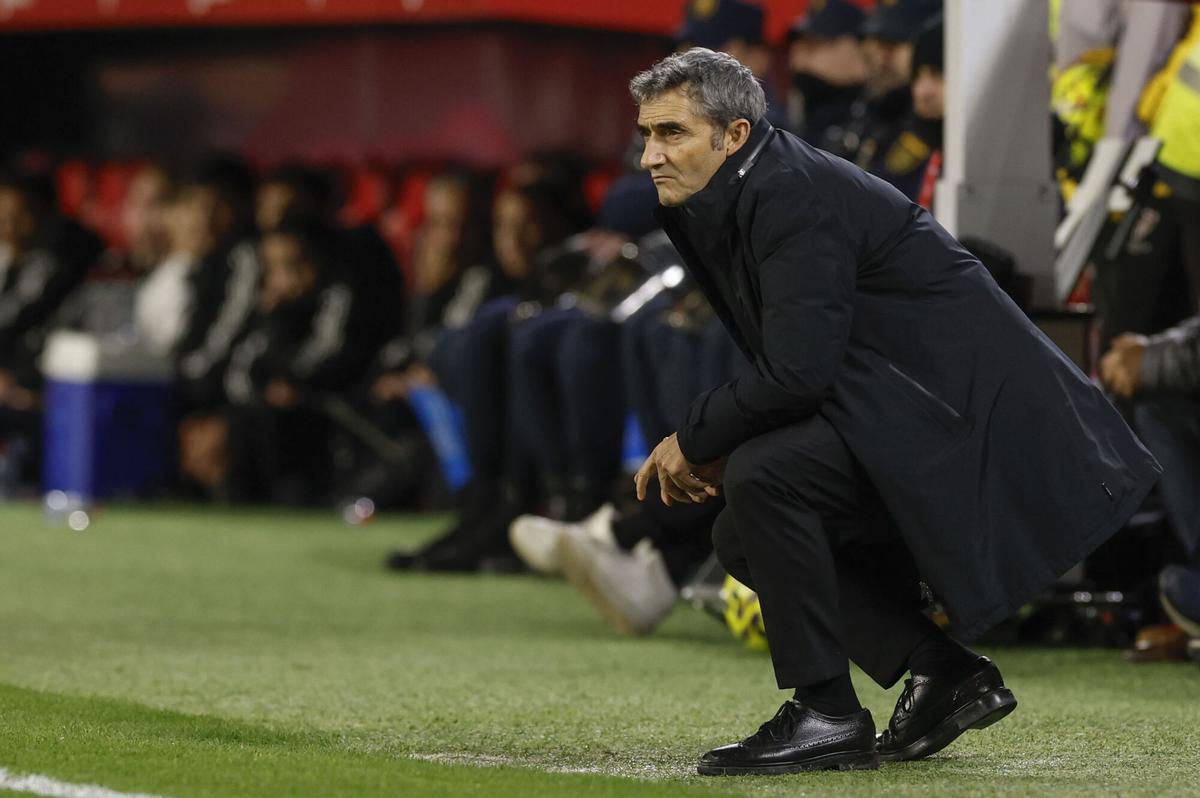 SEVILLA, 24/01/2026.- El técnico del Athletic Club, Ernesto Valverde, durante el encuentro correspondiente a la jornada 21 de Laliga EA Sports que disputan hoy sábado Sevilla y Athletic Club en el estadio Sánchez Pizjuán de Sevilla. EFE / Julio Muñoz