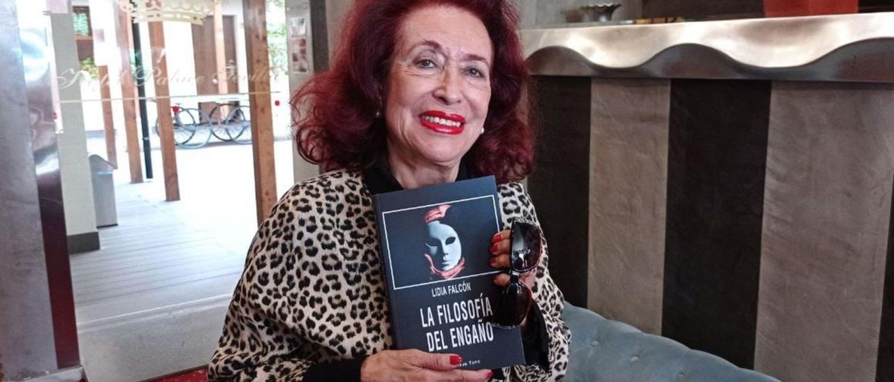 Lidia Falcón con un ejemplar de su libro ‘La filosofía del engaño’.