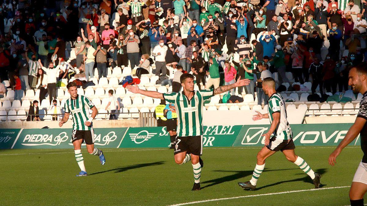 Willy celebra el primer tanto del Córdoba. El delantero extremeño hizo dos goles.